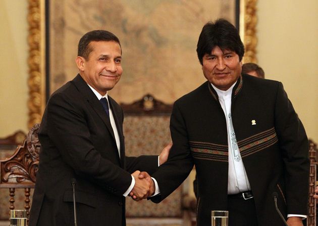 LPZ27. LA PAZ (BOLIVIA), 21/06/2011.- El presidente electo de Perú, Ollanta Humala (i), saluda al gobernante de Bolivia, Evo Morales (d), después de una rueda de prensa ofrecida hoy, martes 21 de junio de 2011, en el palacio presidencial de La Paz (Bolivia). Humala elogió al mandatario boliviano por su "identificación sobre todo con los más pobres", y destacó que es "fundamental" que ambas naciones mantengan las mejores relaciones para su integración económica y cultural. EFE/Martin Alipaz