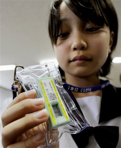 En esta fotografía del 21 de junio del 2011 se observa a una estudiante que lleva consigo un medidor de radiación que fue donado por una universidad local en la población de Kawamata, en la prfectura de Fukushima, al norteste de Japón. Las autoridades japonesas repartirán en septiembre medidore de radiación, conocidos como dosímetros, a 34.000 niños de entre cuatro y 15 años en la ciudad de Fukushima, cercana a la planta nuclear dañada. (Foto AP/Kyodo News)