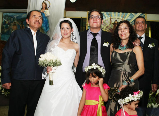 Ortega y su mujer, Rosario Murillo, en la boda de su hijo, en junio de 2011.