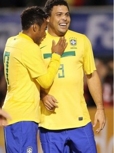 El 'Fenómeno' despidiéndose junto a Neymar, quien dicen será el sucesor.