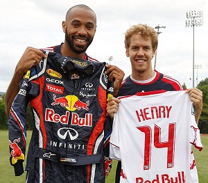 Vettel y Henry intercambiaron indumentaria.
