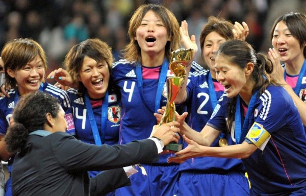 La capitán de Japón, Homare Sawa (d), recibe la Copa del Mundo.