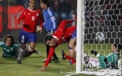 Esteban Paredes anota el primer gol chileno.