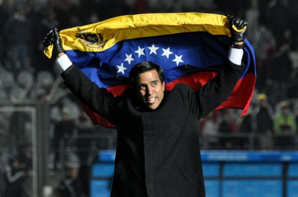 César Farías, entrenado de Venezuela, celebra la mejor participación de su selección en su historia.