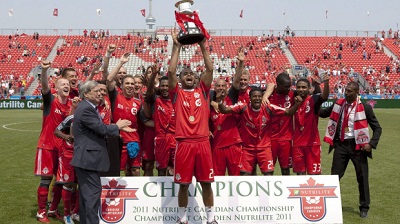 Los jugadores del Toronto FC levantan la Copa Canadá.