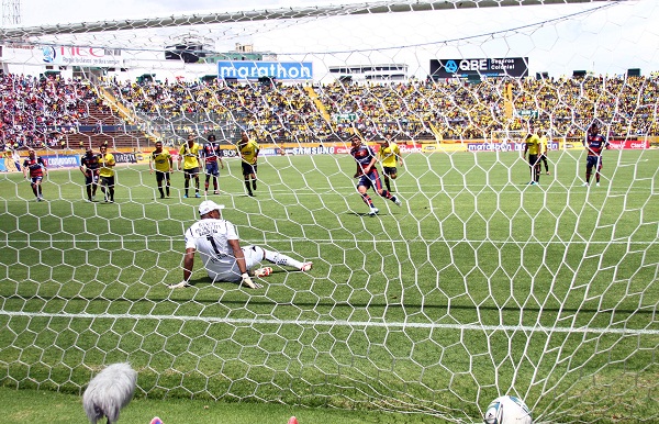 Matías Alustiza anota de penal el único gol del partido.