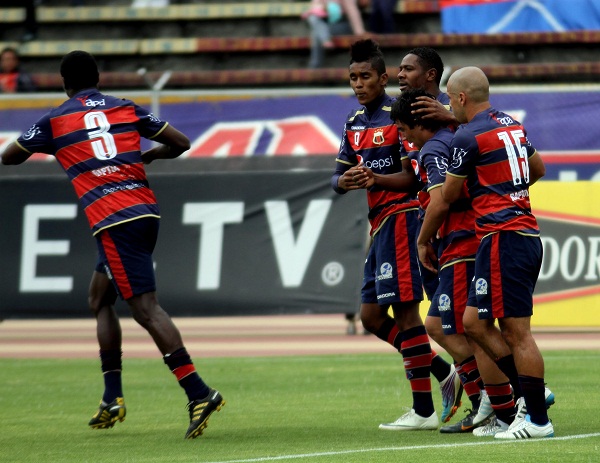 Un grupo de jugadores "Chullas" abrazan a Jayro Campos en el segundo gol.