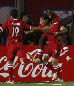 Paolo Guerrero celebra el 1x0 a favor d Perú.