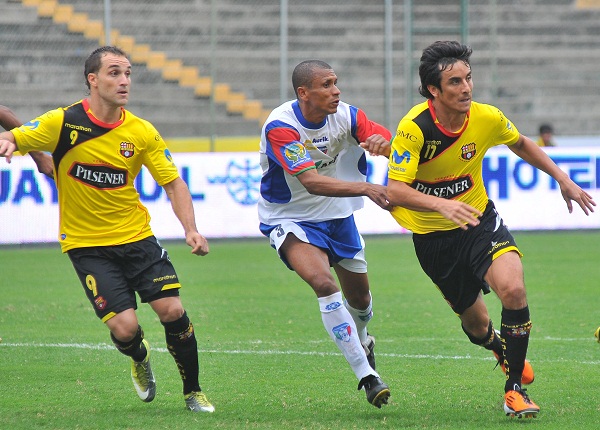 Pablo Palacios (der.) se reencontró con el gol, Iván Borghello (izq.) sigue sin anotar.