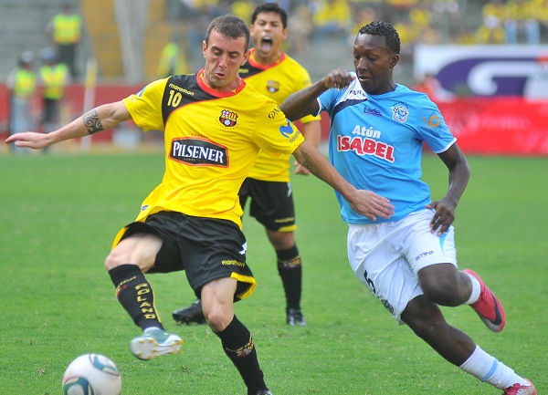 Damián Díaz fue presa de las faltas sistemáticas del Manta FC, pero tuvo tiempo para mostrar su buen fútbol.