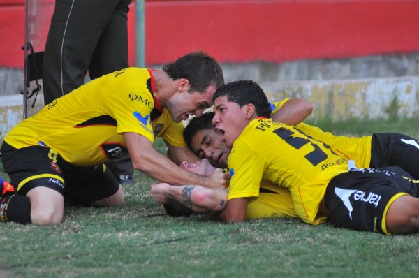 Iván Borghello, Roosevelt Oyola y Christopher Suárez abrazan a Damián Díaz por el gol.