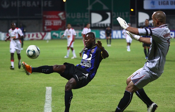 Narciso Mina (izq.) marcó 2 de los 3 goles de Independiente y suma 16 en el campeonato.