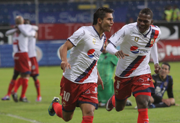 Luis Fernando Saritama celebra el único gol del partido.