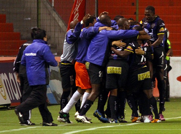 Los jugadores de Independiente celebran el 0x1 anotado por Narciso Mina.