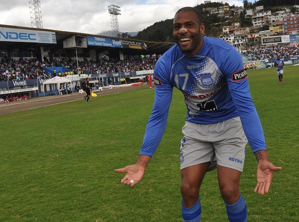 El uruguayo José María Franco celebra su segundo gol con la camiseta de Emelec.