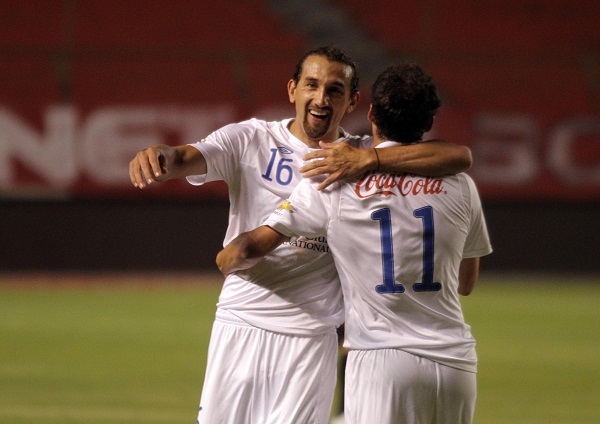 Hernán Barcos y Ezequiel González se abrazan en una jornada memorable.