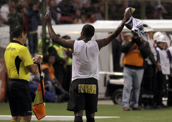 Al final del partido Narciso Mina levanta los brazos en señal de victoria. Con sus 2 goles sumó 14 en el torneo.