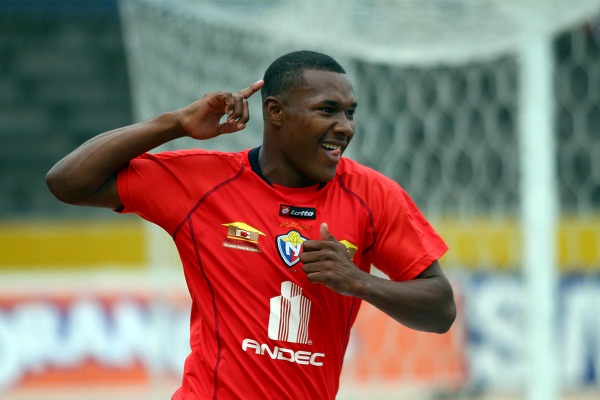 Juan Luis Anangonó celebra el segundo gol de los "Militares".