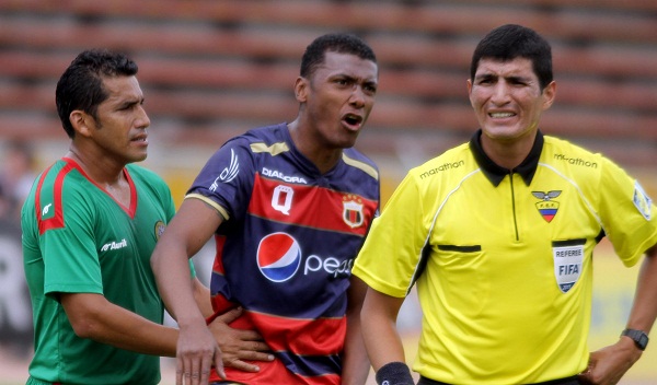 Nicolás Asencio, que debutó en Espoli, controla a un exsaltado Oswaldo Minda del Dep. Quito.
