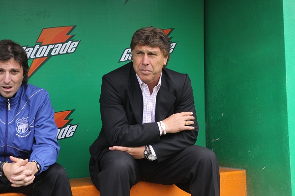 Juan Ramón Carrasco estuvo sentado casi todo el partido mientras su equipo era goleado.