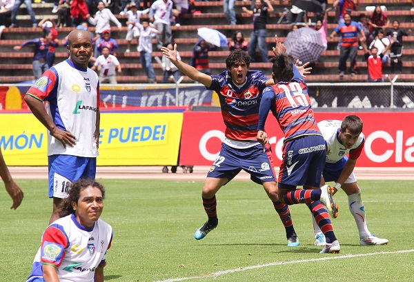 Fidel Martínez celebra junto a Jorge Córdoba el primero gol del Deportivo Quito.