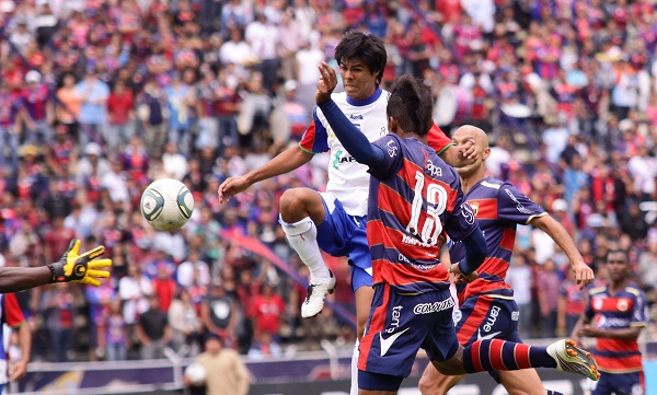 El paraguayo César Zayas (izq.) baja la pelota para el gol de Rommel Zura.
