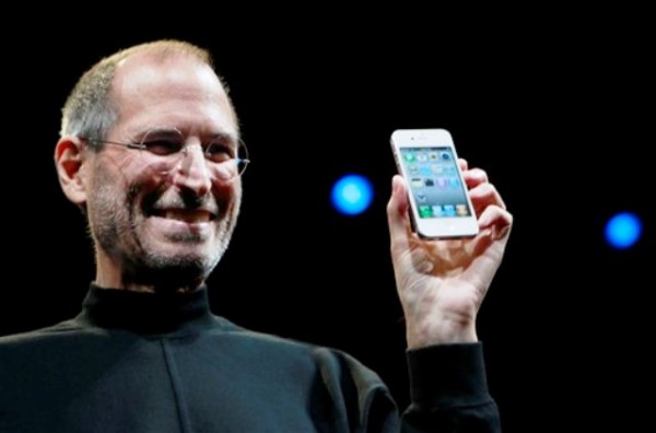 El ex director general de Apple Steve Jobs con el nuevo iPhone en la Convención Apple Worldwide Developers en San Francisco en una fotografía de archivo del 7 de junio de 2010. Jobs murió el miércoles 5 de octubre de 2011, informó Apple. Tenía 56 años. (Foto AP/Paul Sakuma, archivo)