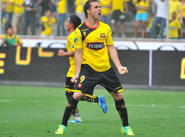 Iván Borghello celebra el 2x1 anotado de cabeza, gol que significa su octava anotación de la temporada.