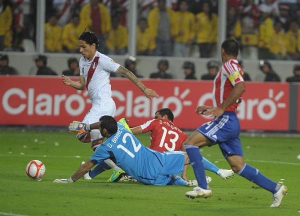 Paolo Guerrero elude al portero Diego Barreto para anotar el primer gol de la victoria peruana.