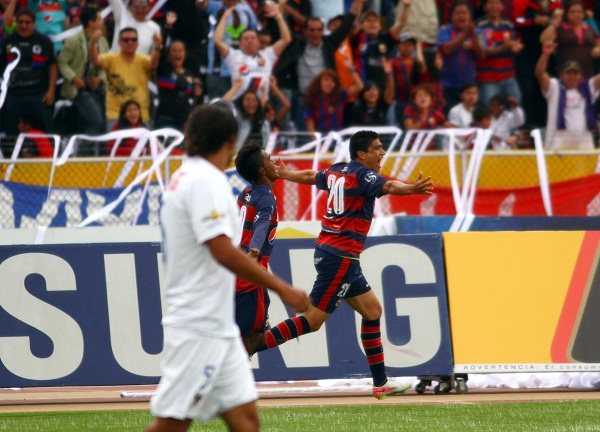 Luis Checa, del Deportivo Quito, celebra el primer gol del partido.