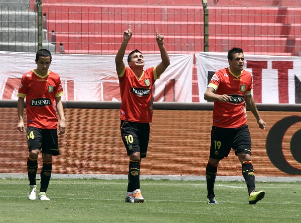 Javier Robles celebra el primer gol del partido que le dio ventaja transitoria a Deportivo Cuenca.