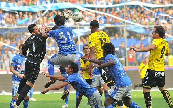 Wilmer Zumba sale mal a cortar un balón y Vinicio Angulo aprovecha para anotar de cabeza el primer gol.