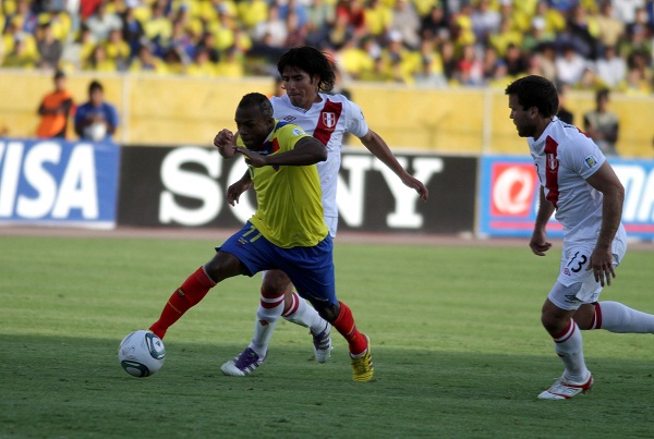 Christian Benítez en acción en la jugada del primer gol.