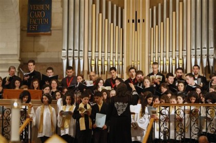 El coro Santa Ángela de Hungría en la Iglesia de la Natividad.