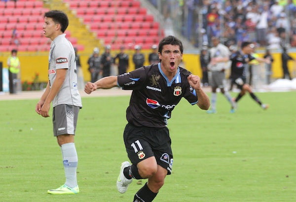 Matías Alustiza celebra el gol del título.
