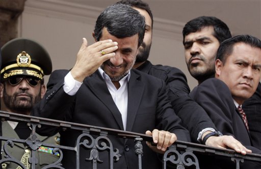 El presidente iraní Mahmud Ahmadinejad saluda a la multitud desde un balcón del palacio presidencial en Quito, el jueves 12 de enero del 2012. En la jornada, trascendió que un equipo de la agencia nuclear de la ONU visitará Teherán el 28 de enero  (AP Foto/Dolores Ochoa)