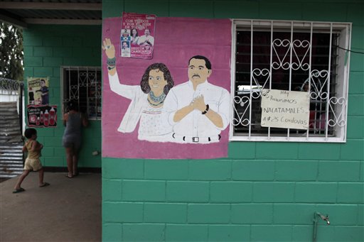 Un dibujo del presidente sandinista Daniel Ortega y su esposa Rosario Murillo destaca en la pared de una casa en la capital nicaragüense, días antes de que el mandatario asuma su nuevo mandato. Managua, sábado 7 de enero de 2012. (AP foto/Esteban Felix)