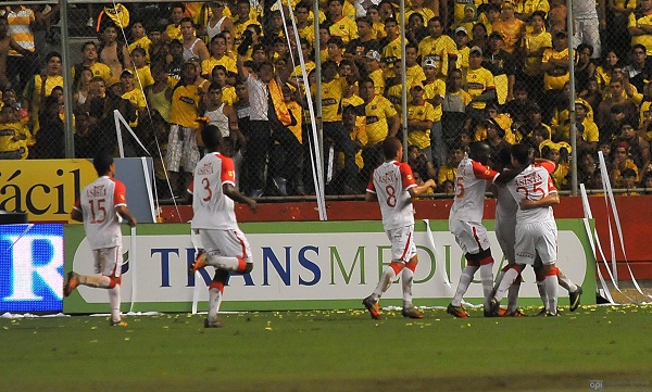 Los jugadores de Santa Fe celebran el 0x1 anotado por Diego Cabrera.