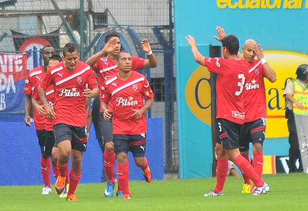 Los jugadores del D.I.M. celebran el gol que abrió el marcador en la Explosión Azul.