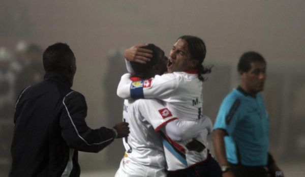 Marwin Pita abraza al anotador del gol, Juan Luis Anangonó, por la conquista de la victoria.