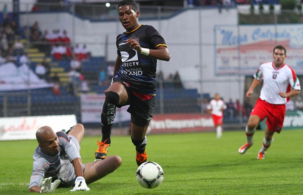 Fernando Guerrero (der.) volvió a jugar con Independiente del Valle tras su regreso de España.
