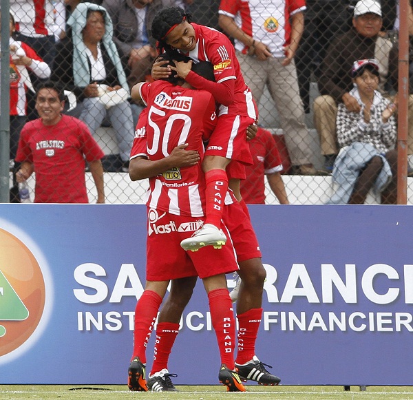Los jugadores del "Rodillo Rojo" celebran el autogol de apertura anotado por Jayro Campos.