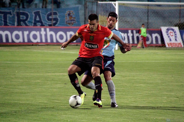Federico Laurito (delante) marcado por Diego González, no tuvo claras opciones de gol.
