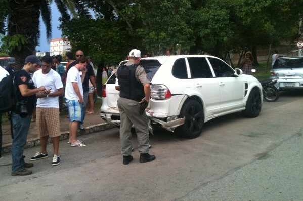 El auto blanco corresponde al boliviano Marcelo Martins Moreno.