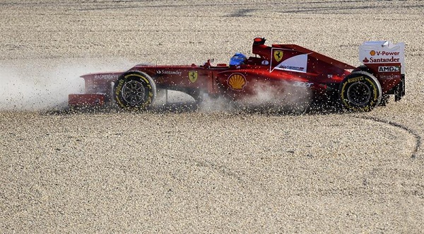 Fernando Alonso en el momento que queda fuera de las pruebas tras pisar el gramado.