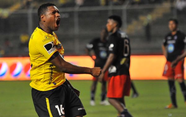 El 'Gordo Lucho' Caicedo celebra con furia su tercera anotación en el partido.