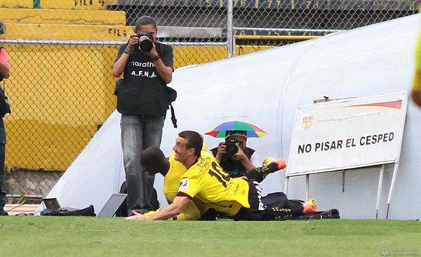 Damián Díaz desborda de alegría celebrando el gol junto a Narciso Mina.