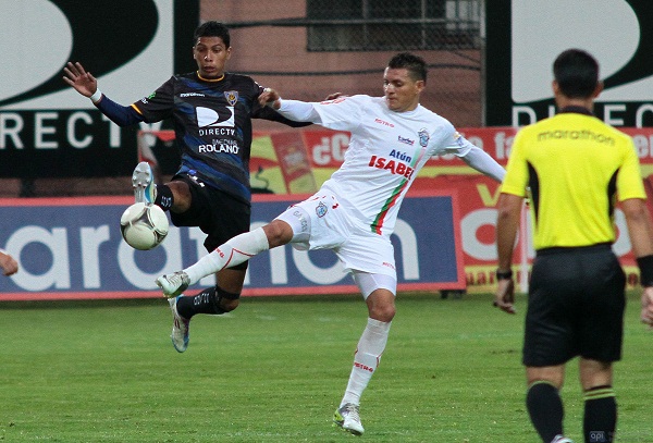 Carlos Garcés (izq.) del Manta FC fue la figura del partido, anotó un gol y dio una asistencia.