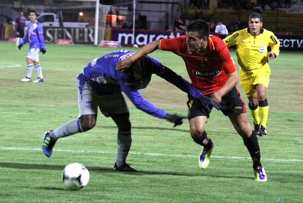 Federico Laurito (der.) del Deportivo Cuenca fue el jugador más inquietante de los locales.