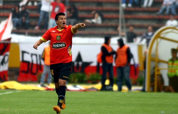 El lateral derecho Andrés López celebra el segundo gol luego de haber acompañado la jugada hasta el final.